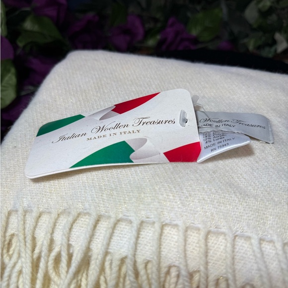 NWT Italian Woollen Treasures Ivory & Gold Scarf
45X 200 cm - Picture 4 of 5